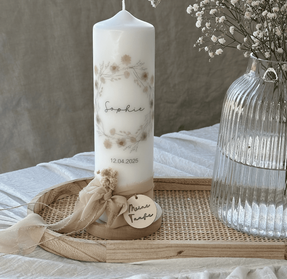 Taufkerze mit beige puderrosa Blumenkranz für mädchen personalisiert mit Taufspruch Trockenblumen und Holzanhänger