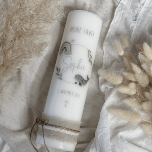 Taufkerze personalisiert mit Taufspruch und Borte natürlich Jute mit Kreuz, Regenbogen und Wal und Zweig natürlich und schlicht für Junge und MÄdchen