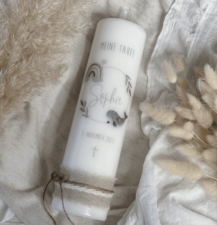 Taufkerze personalisiert mit Taufspruch und Borte natürlich Jute mit Kreuz, Regenbogen und Wal und Zweig natürlich und schlicht für Junge und MÄdchen