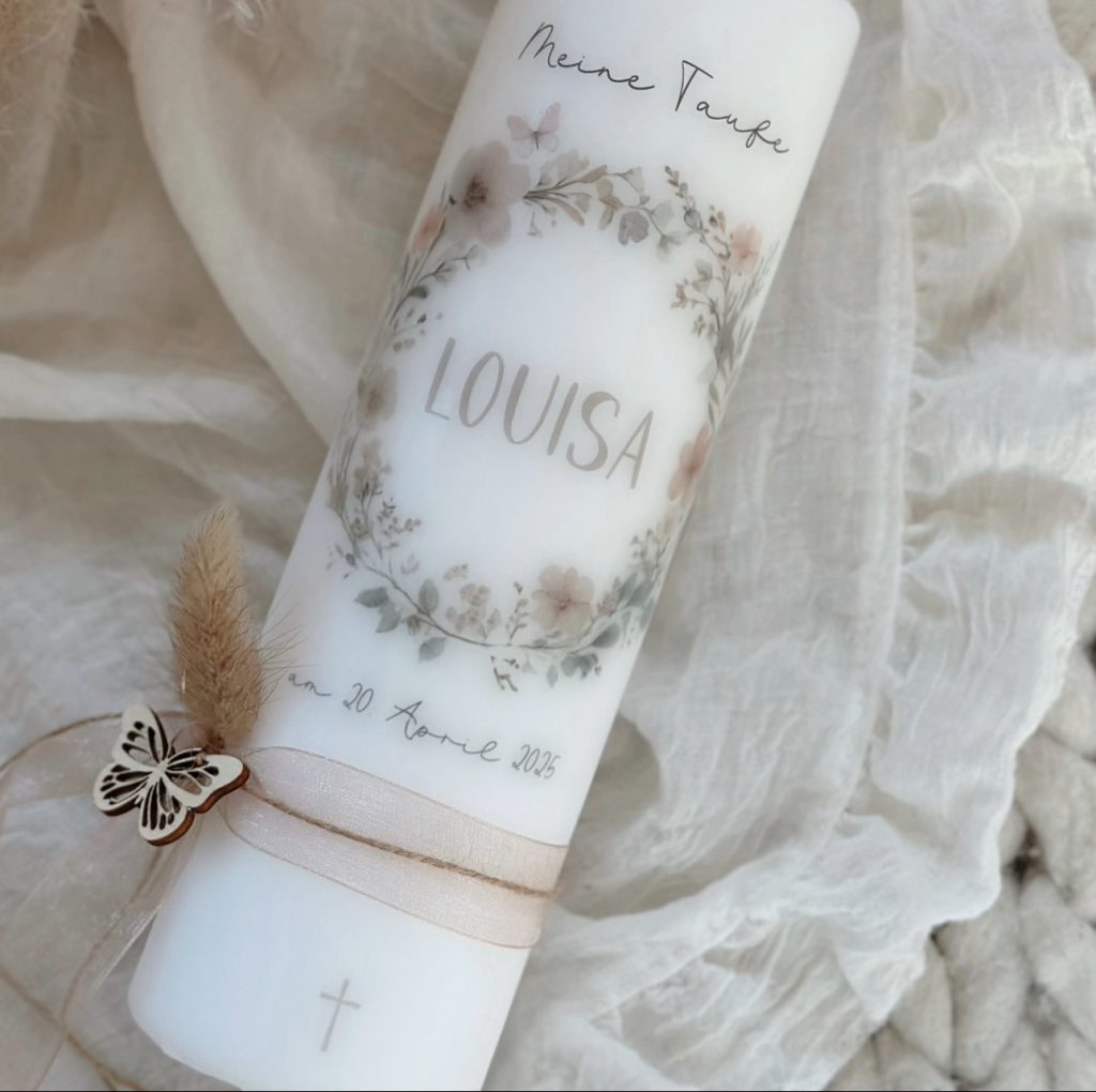 Taufkerze mit Name und Taufspruch personalisiert in zarten rosa Farben Blumenkranz und Schmetterling Holzanhänger