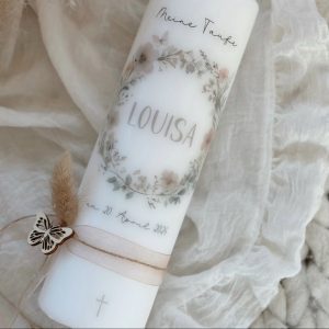 Taufkerze mit Name und Taufspruch personalisiert in zarten rosa Farben Blumenkranz und Schmetterling Holzanhänger
