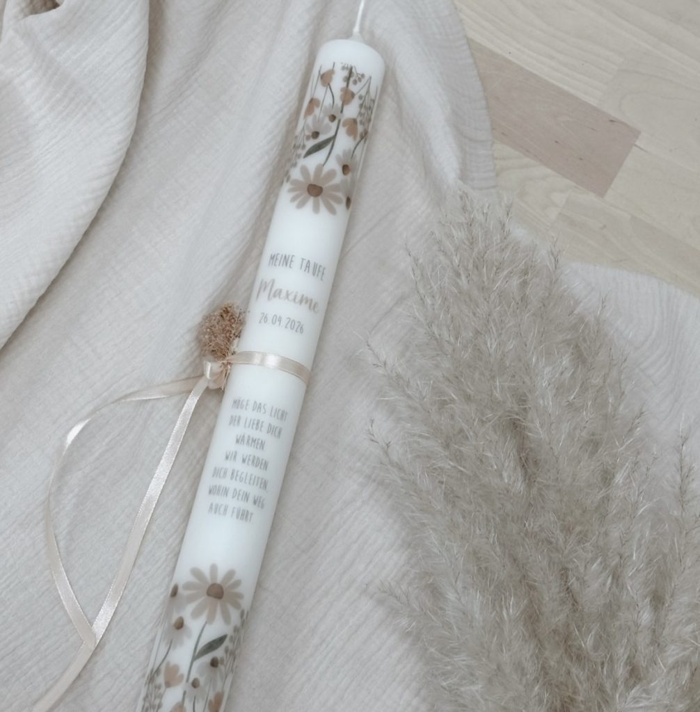 Taufkerze, Kommunionkerze Blumenwiese für Mädchen in 40x4 schmal mit Blumen in pastell rosa Senf grün zartrosa altrosa hellrosa zartrosa