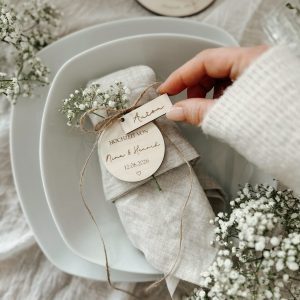 Serviettenanhänger/Platzkärtchen zur Hochzeit, Taufe etc. personalisiert aus Holz