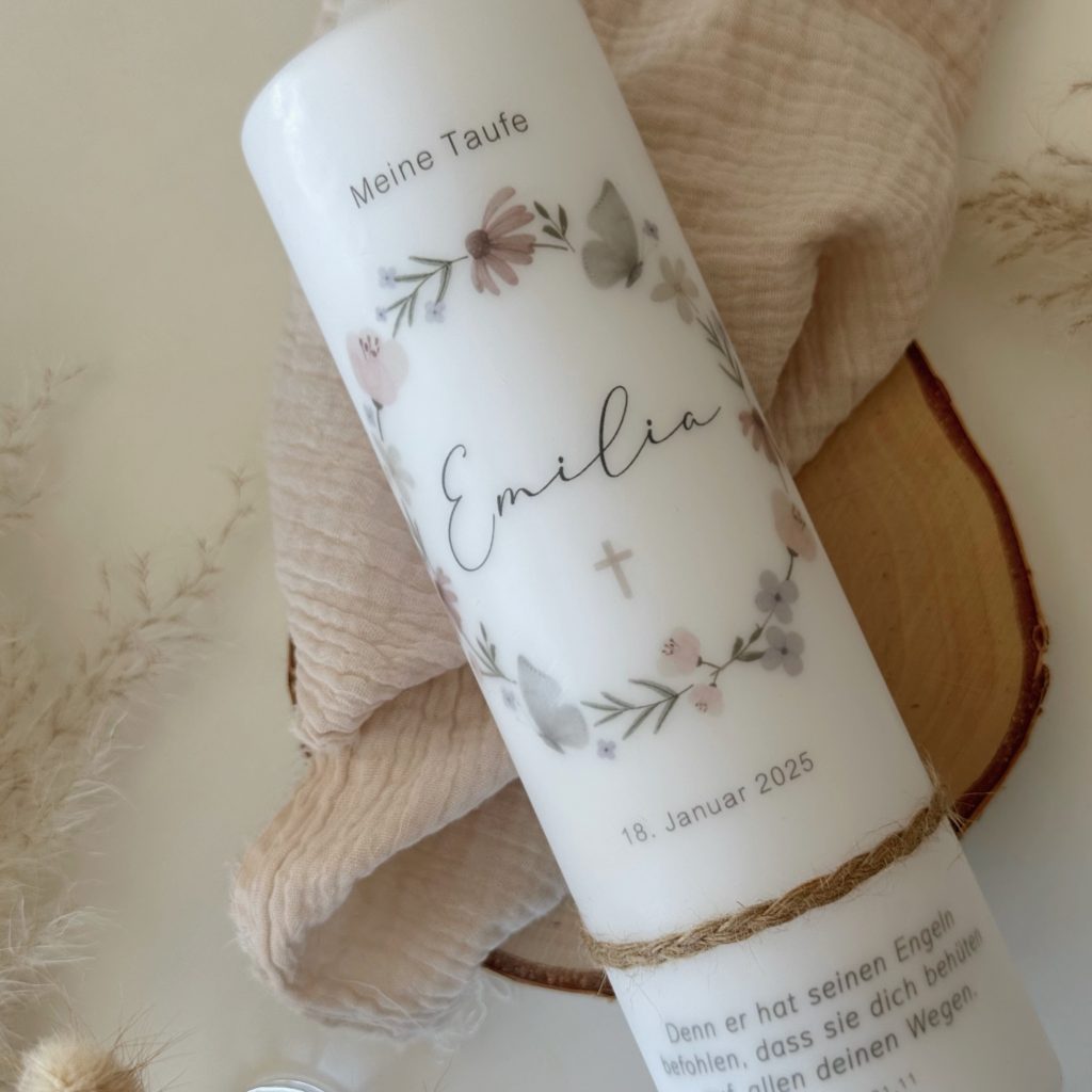 Taufkerze personalisiert mit Wildblumen in aquarell, pastell rosa altrosa flieder hellblau mit Kreuz und Jutekordel und Taufspruch optional und Herz