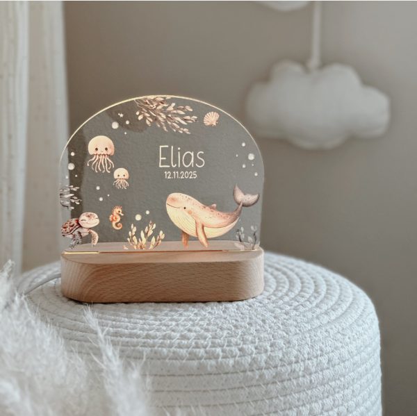 NAchtlicht personalisiert mit Name und Geburtsdatum mit Meeresbewohner Unterwasserwelt Wal neutral und schlicht für Junge und MÄdchen Kinderzimmer Geschenkidee