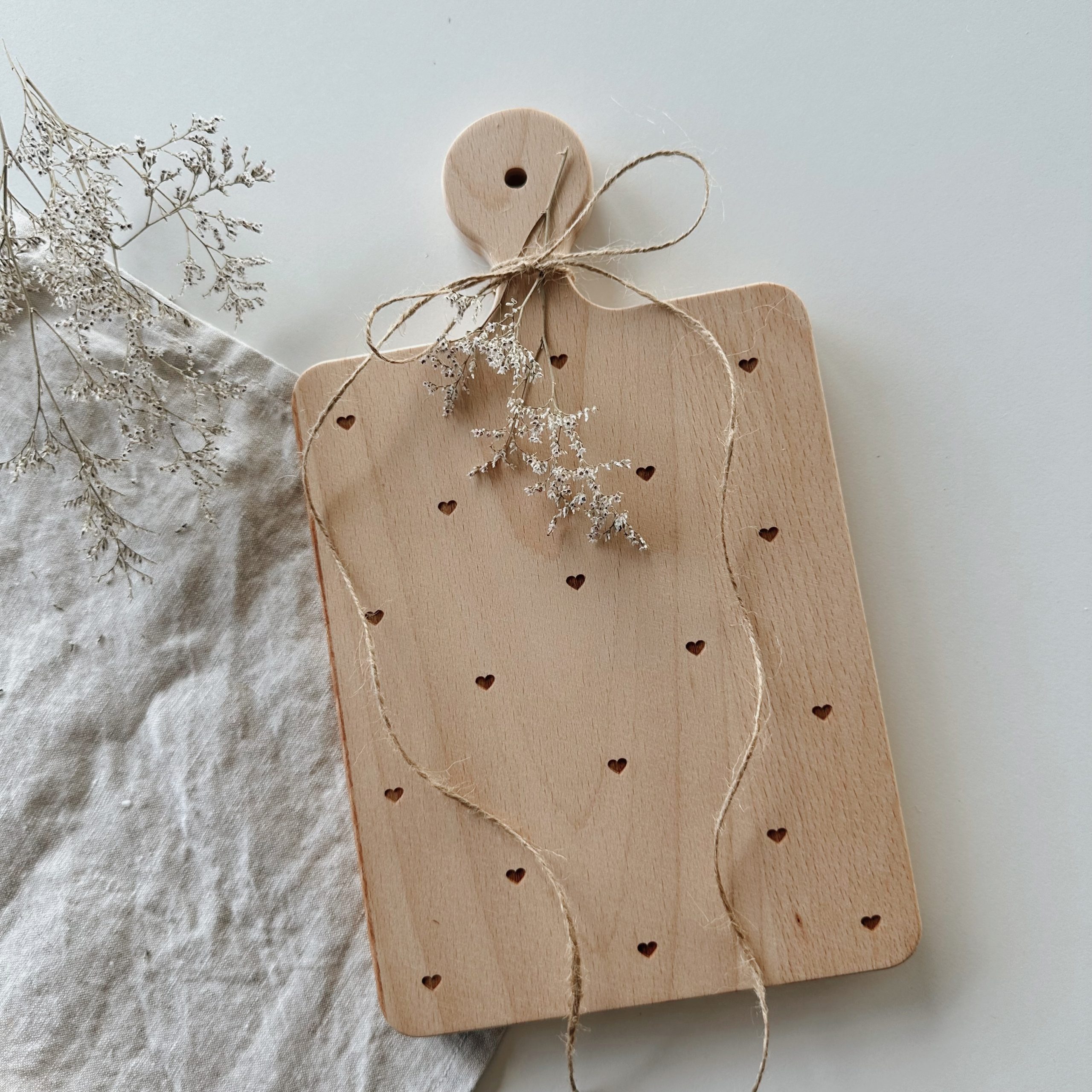 Süßes Holzbrett aus Buche mit Griff "Hearts"