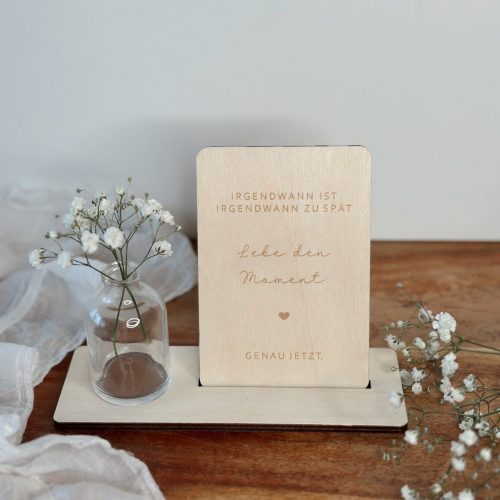 Personalisierte Holzkarte mit Gravur – Dekokarte mit Aufsteller & Vase oder Teelicht