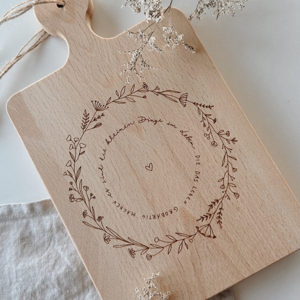 Süßes Holzbrett aus Buche mit Griff "die kleinen Dinge"