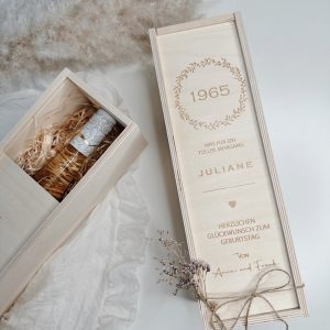 Personalisierte Weinkiste "Happy Birthday Blumenkranz" aus Holz mit Gravur