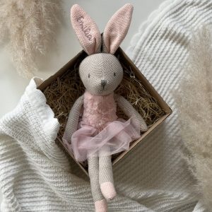 Kuscheltier Hase aus Strick personalisiert in Rosa oder Grau von Jollein