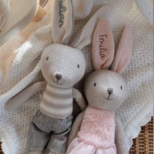 Kuscheltier Hase aus Strick personalisiert in Rosa oder Grau von Jollein