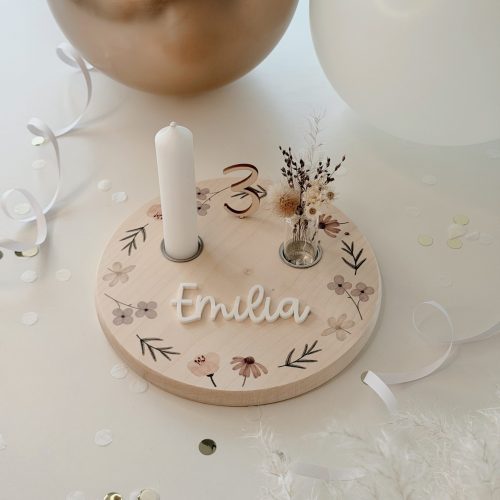 Süßer Geburtstagsteller mit wunderschönem Blumenkranz personalisiert