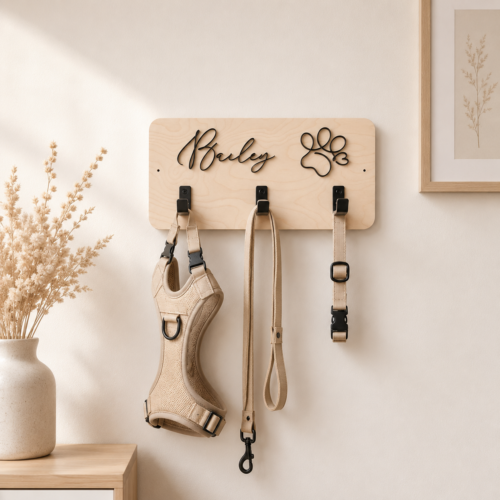 Hundegarderobe personalisiert aus Birkenholz mit Name und Pfote in Acryl Schwarz
